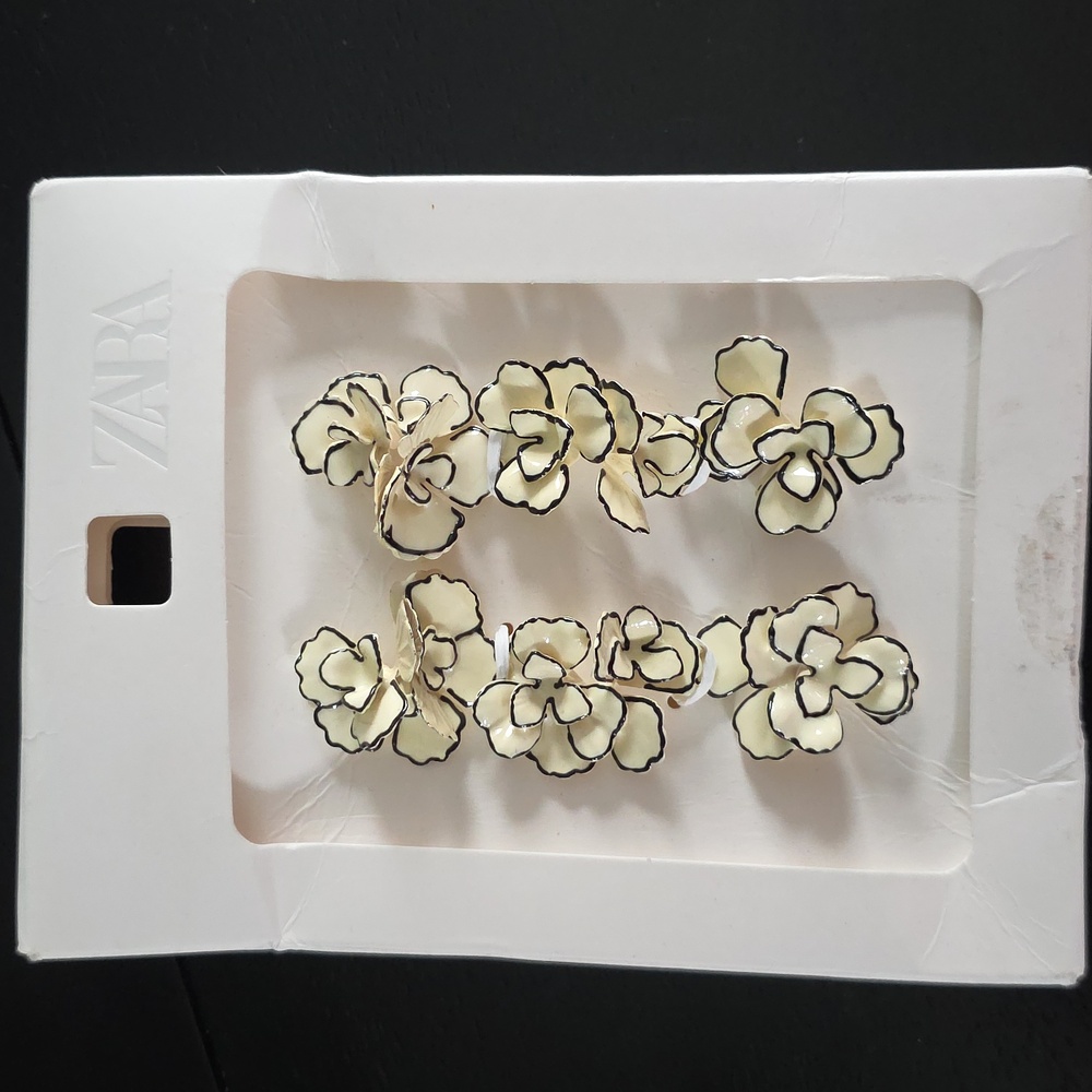 ZARA Contrast Flower Earrings - Picture 6 of 14